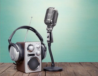 Retro tarzı mikrofon ve kulaklıklar 