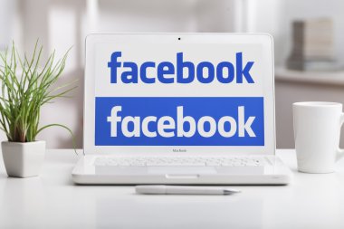 Laptop ekran üstünde facebook ile 
