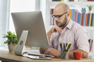 Dizüstü bilgisayarda çalışan iş adamı 