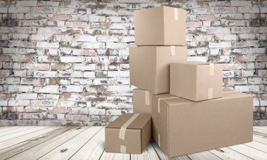  Arka planda bir sürü karton kutu var