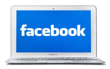 Laptop ekran üstünde facebook ile