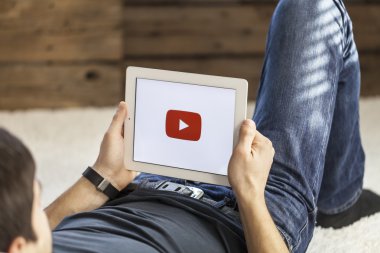 adam ile genç tablet PC'de