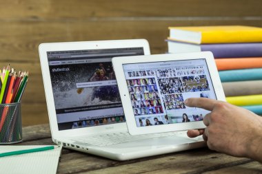 erkek eli ve dizüstü bilgisayar