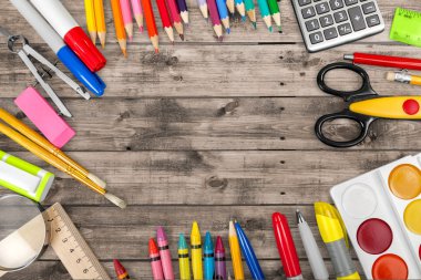 Arka plan üzerinde okul malzemeleri