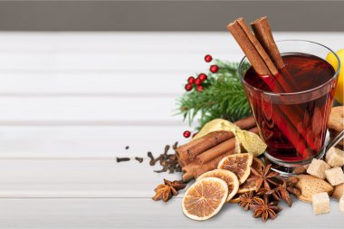 tarçın ve anason karıştırılmış şarap.