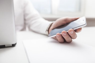 Akıllı telefon kullanan adam.