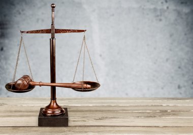 Adalet ölçekler ve tahta tokmak