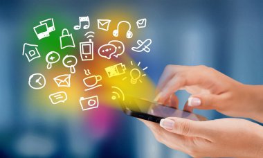 akıllı telefon tutan eller 