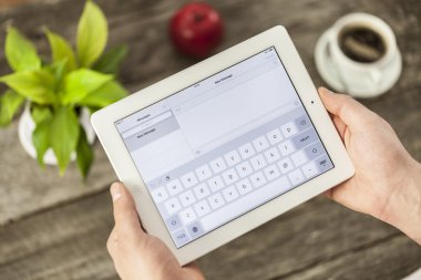 tablet pc elinde olan adam