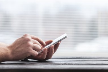 Akıllı telefon kullanan adam.