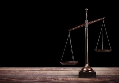 Tablo üzerinde hukuk ölçekler