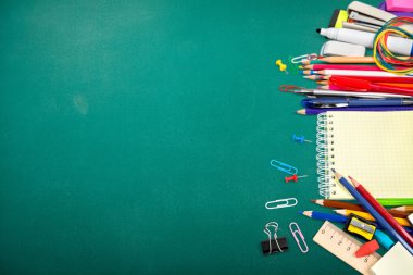 Arka plan üzerinde okul malzemeleri