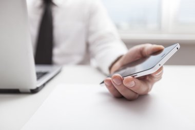 Akıllı telefon kullanan adam.