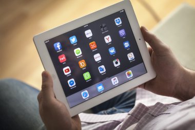 tablet pc elinde olan adam