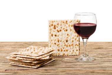 şarap ve matzoh ahşap masa üzerinde