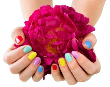 Kadın el ile parlak manikür