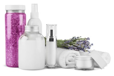 Kozmetik kapları ve çiçekler