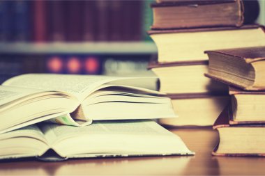  Tablo arka plan üzerinde kitaplar