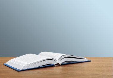 Tahta masanın üzerinde açık bir kitap