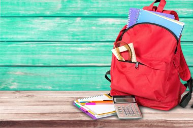 Arka plan üzerinde okul sırt çantası.