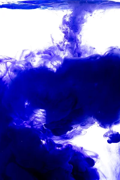 Color acrílico azul en agua — Foto de Stock