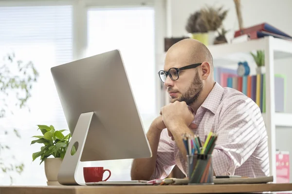 Biznesmen pracujący na laptopie — Zdjęcie stockowe