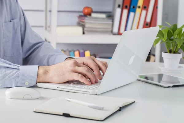 Manos masculinas escribir en el ordenador portátil —  Fotos de Stock