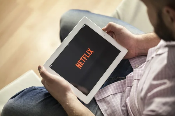 Muž s netflix na počítači tablet pc — Stock fotografie