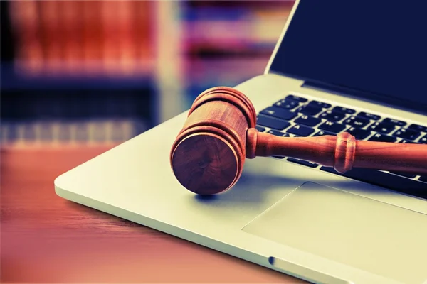 Wooden Brown Gavel On Laptop — Stock Photo, Image