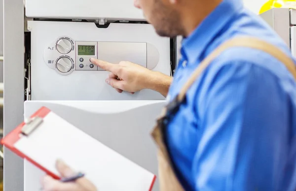 Engineer working in temperature control room — Stock Photo, Image