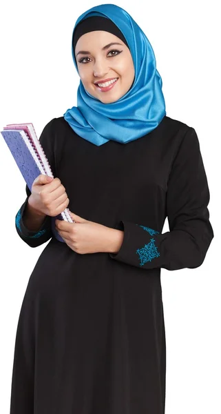 Молодая мусульманка с блокнотами — стоковое фото