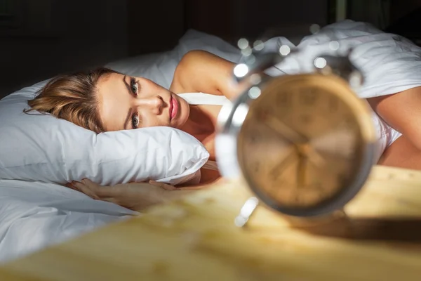 Femme dans son lit avec insomnie — Photo