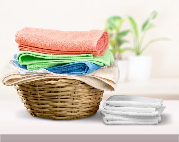 Кошик для прання з різнокольоровими рушниками — стокове фото