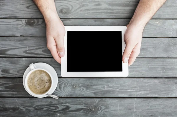 Mann mit Tablet-PC in der Hand — Stockfoto