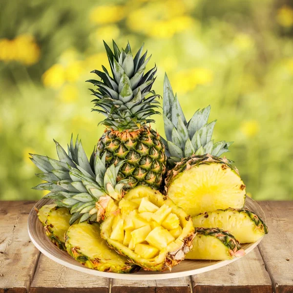 Arka plan üzerinde tropikal ananas — Stok fotoğraf