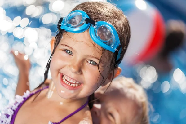 Bambina che prende il sole in piscina — Foto Stock