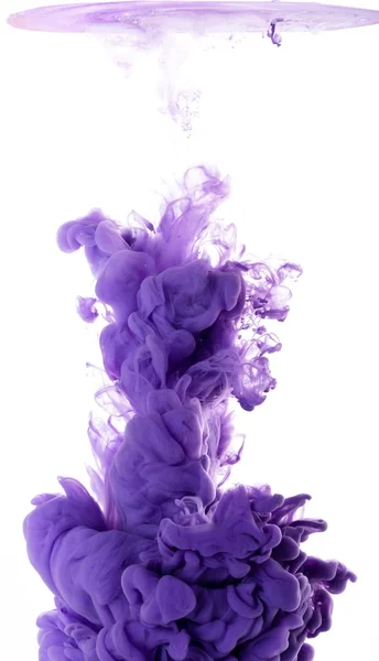 Color acrílico púrpura en agua — Foto de Stock