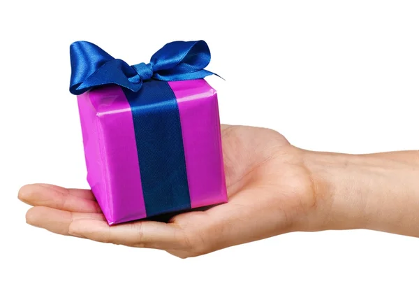 Gift box met lint boog in de hand — Stockfoto