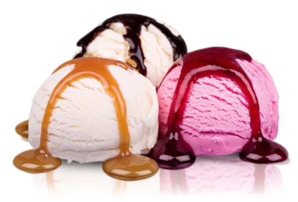 Palline di gelato con sciroppo — Foto Stock