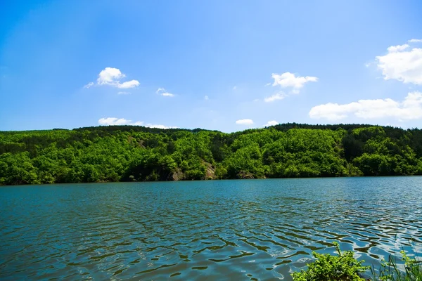 Hermoso lago de montaña — Foto de Stock