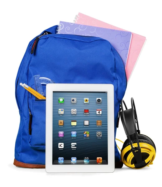 Cyfrowego tabletu i i plecak szkolny — Zdjęcie stockowe