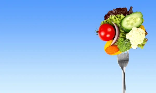 Färska råa grönsaker på gaffeln — Stockfoto