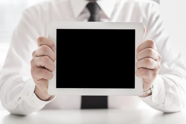 Hombre de negocios sosteniendo tableta digital — Foto de Stock