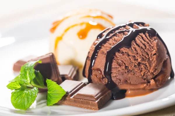 Cucharadas de helado con jarabe — Foto de Stock