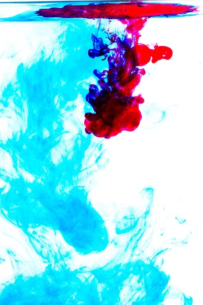 Color acrílico rojo y azul en agua — Foto de Stock
