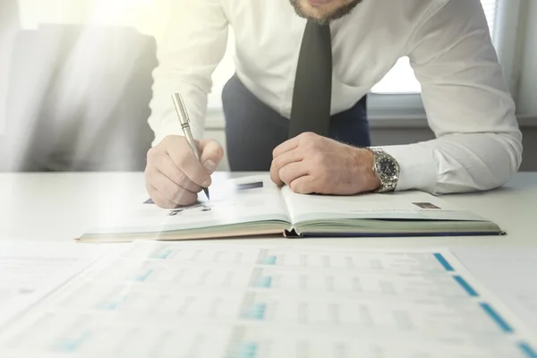 Zakenman opname gegevens op om te plannen — Stockfoto