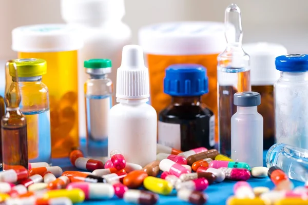 Kleurrijke pillen en tabletten — Stockfoto