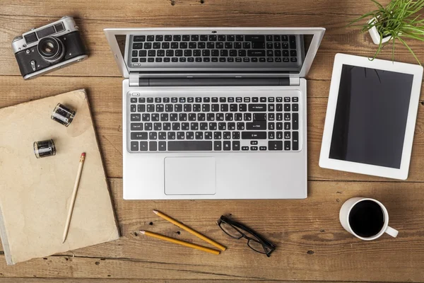 Moderne werkplek met laptop — Stockfoto