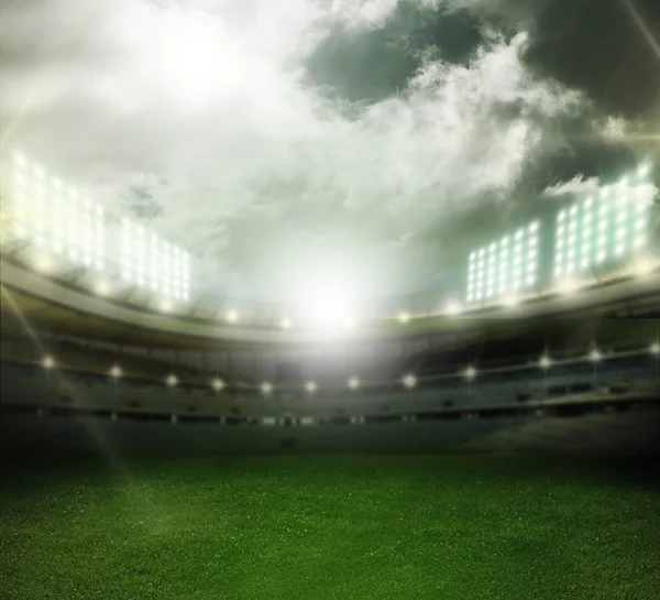 Stadion w nocy oświetlony reflektorami — Zdjęcie stockowe