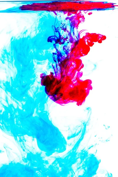 Cor acrílica vermelha e azul na água — Fotografia de Stock